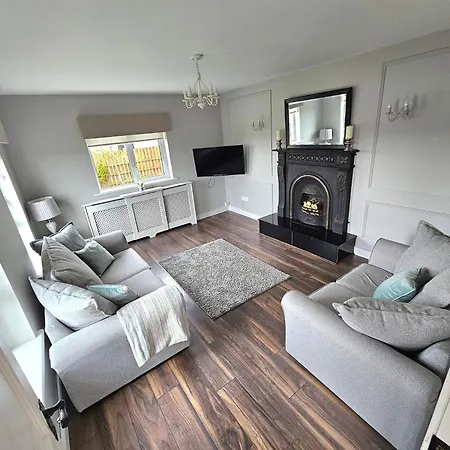 Holiday home Brontes House