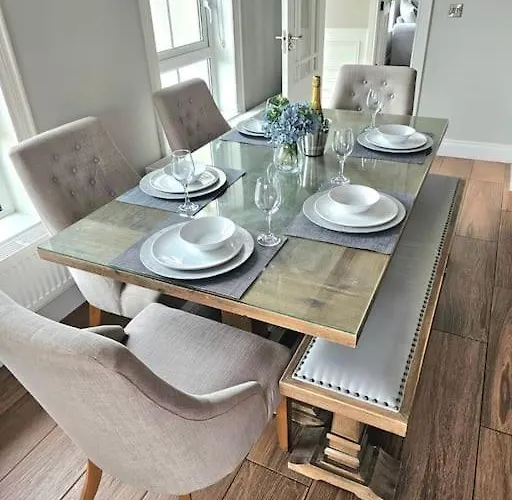 Holiday home Brontes House *