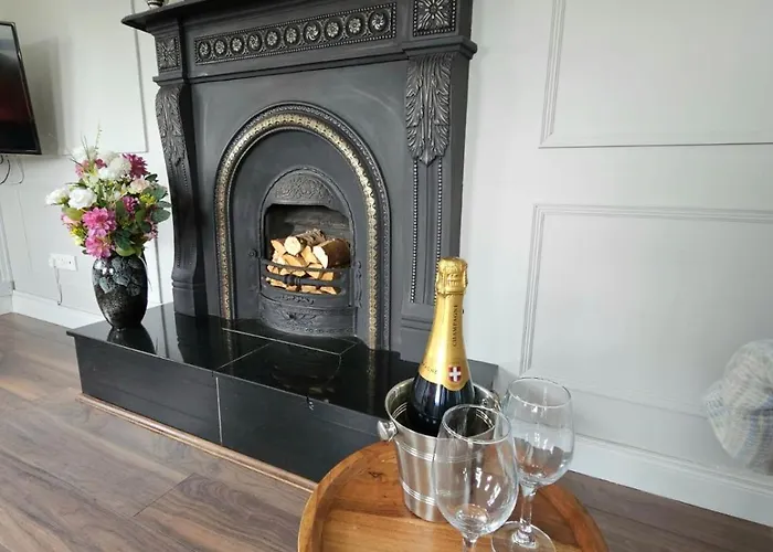 Holiday home Brontes House *