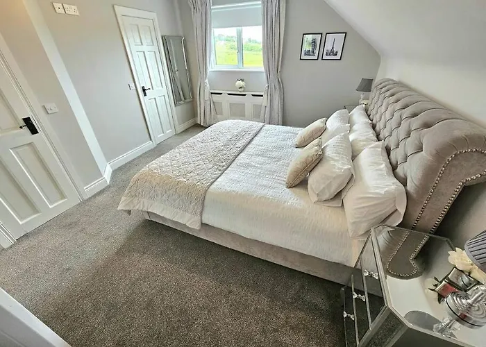 Holiday home Brontes House